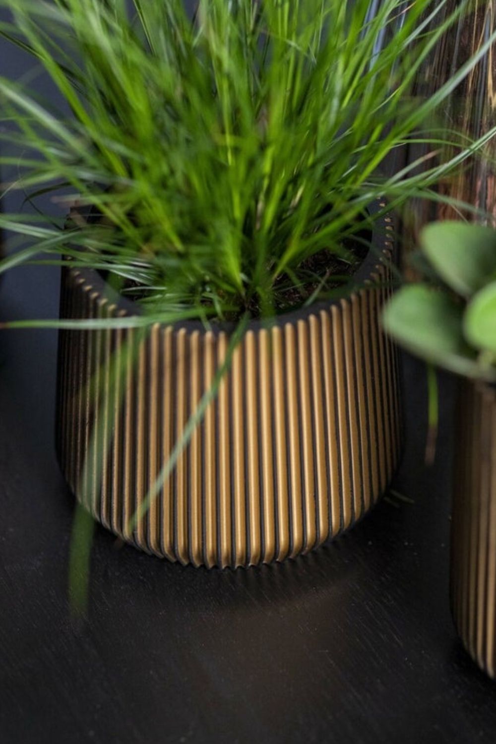 Capi Blumentopf Groove Sandbag 16x14 Schwarz/Gold