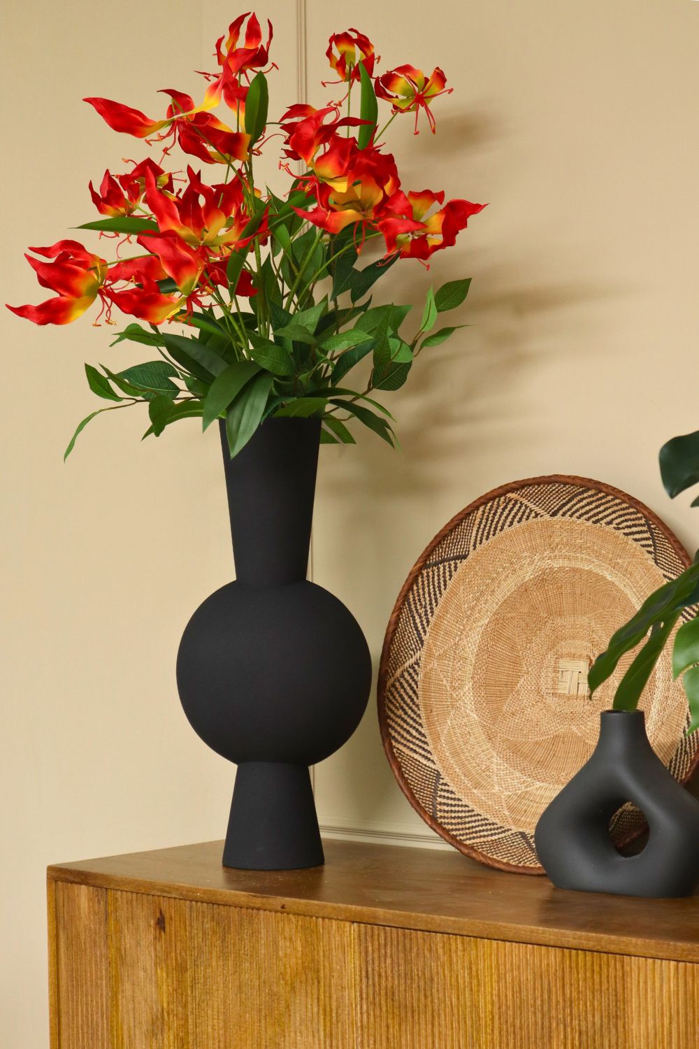 stimmungsbild Kunstblumenstrauß Glorious Gloriosa