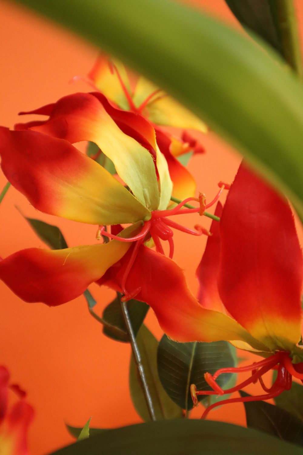 details Kunstblumenstrauß Glorious Gloriosa