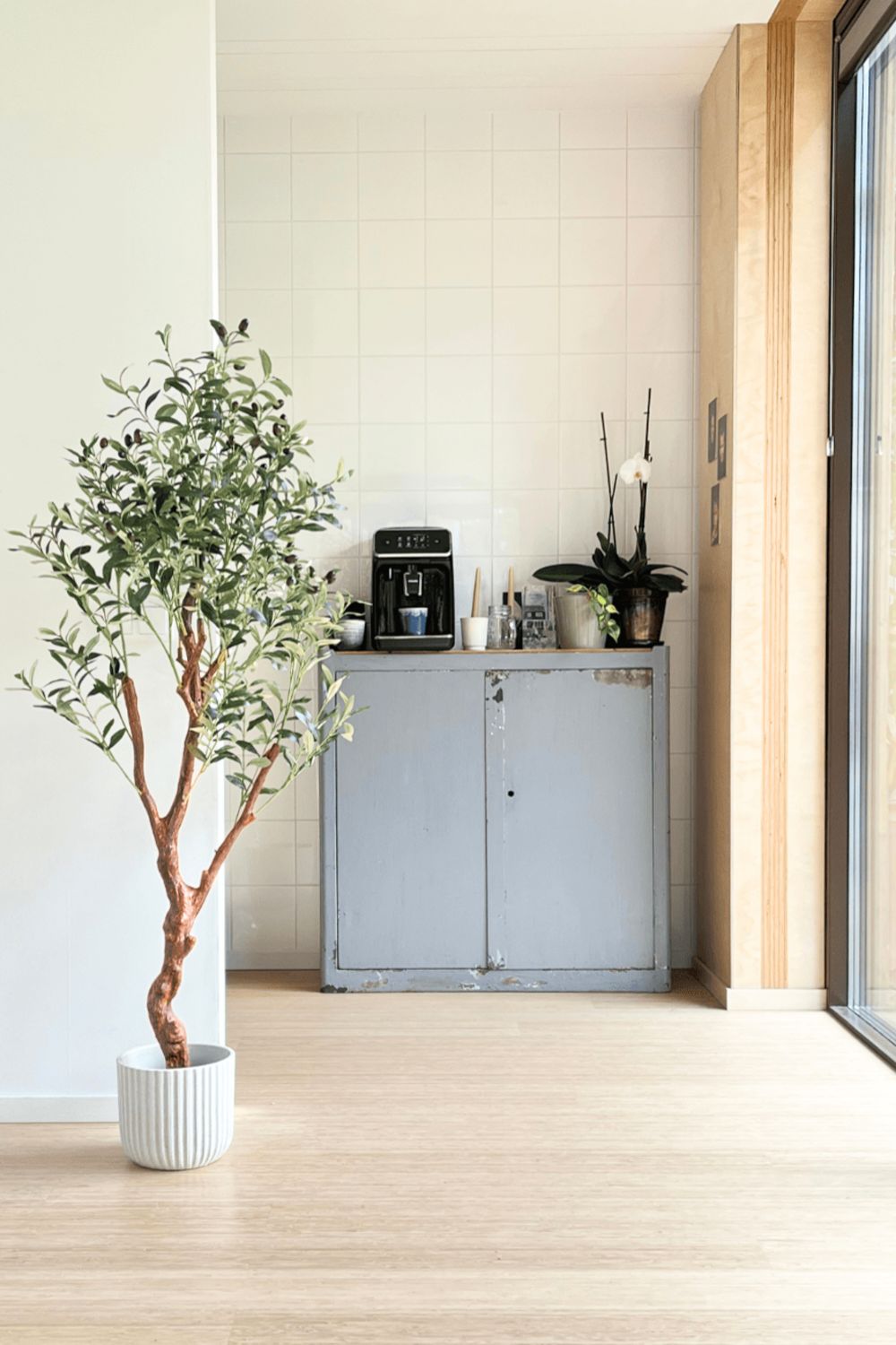 Stimmungsbild Kunst-Olivenbaum 150 cm mit gebogenem Stamm