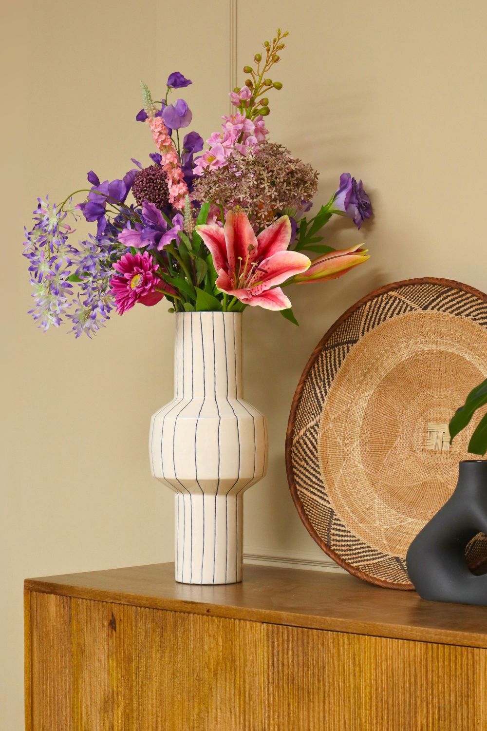 stimmungsbild Kunstblumenstrauß Purple Paradise