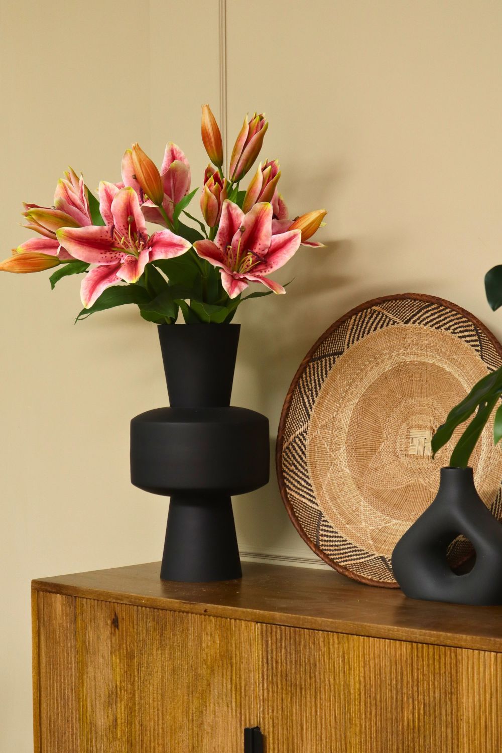 Stimmungsbild Kunstblumenstrauß Tiger Lilly Treasure